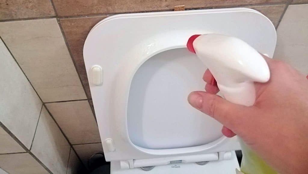 Ettől a filléres trükktől a WC hetekig illatozik – a bolti tisztítószerek elbújhatnak mellette!