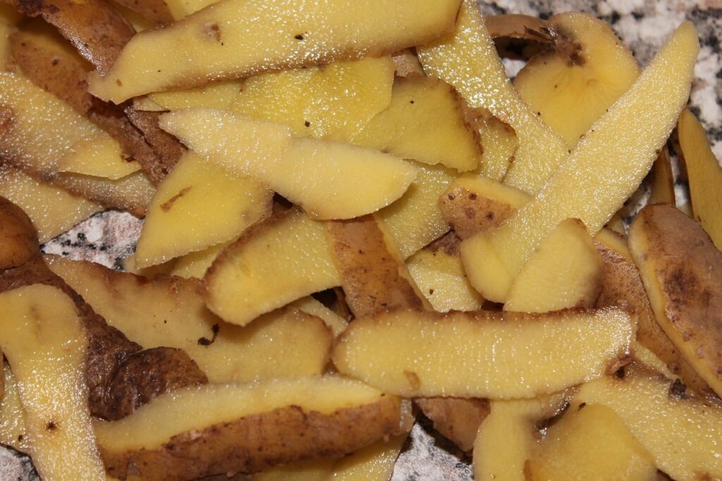 Ne dobd ki a krumplihéjat! Itt van 6 zseniális dolog, amire a kertben használhatod